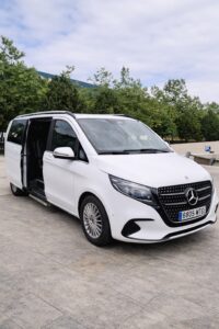 León refuerza el servicio de taxi de 8 plazas ante el aumento de viajes en grupo.